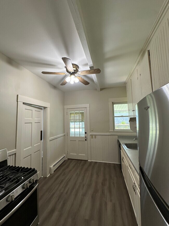 Cocina funcional con amplio espacio de almacenamiento. - 9 Buxton Ct
