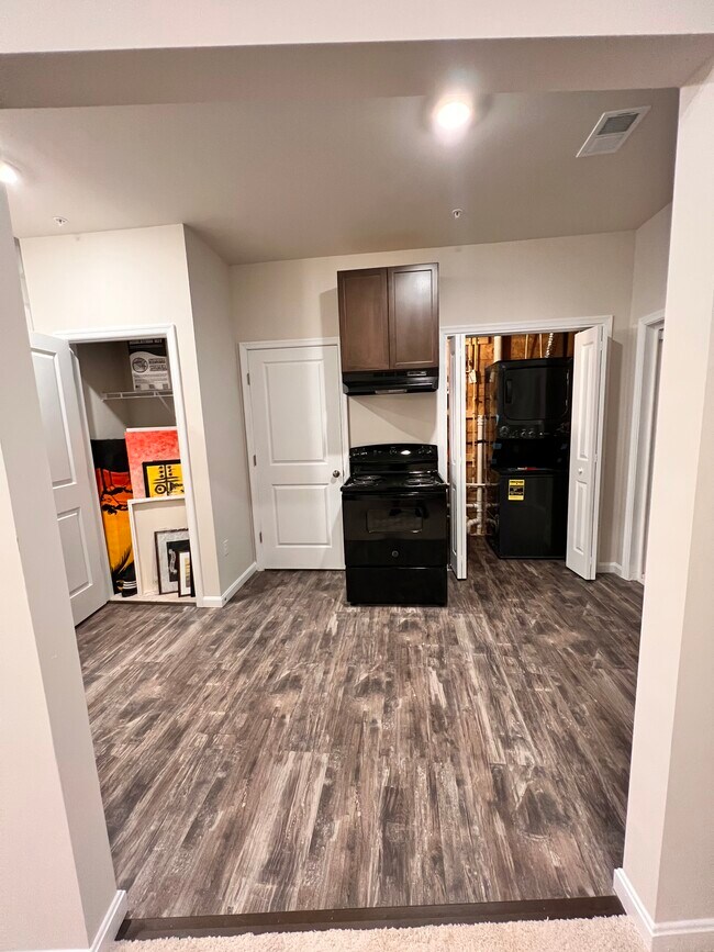 Building Photo - 2067 Hinshaw Dr