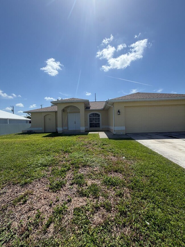 Building Photo - 3 Bedroom 2 bathroom 2 car garage home for rent in Cape Coral FL!