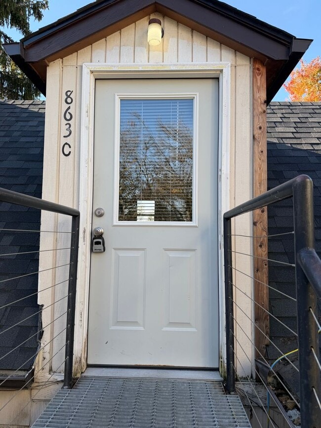 Building Photo - 863 G St