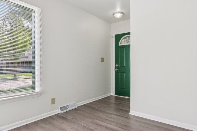 Private Entry - 1933 S 72nd St