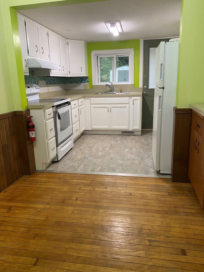 Foto del edificio - 413 &amp; 413 1/2 Hackett Road