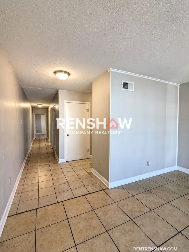 Building Photo - Modern 2 bed/1 bath DUPLEX unit Available ...