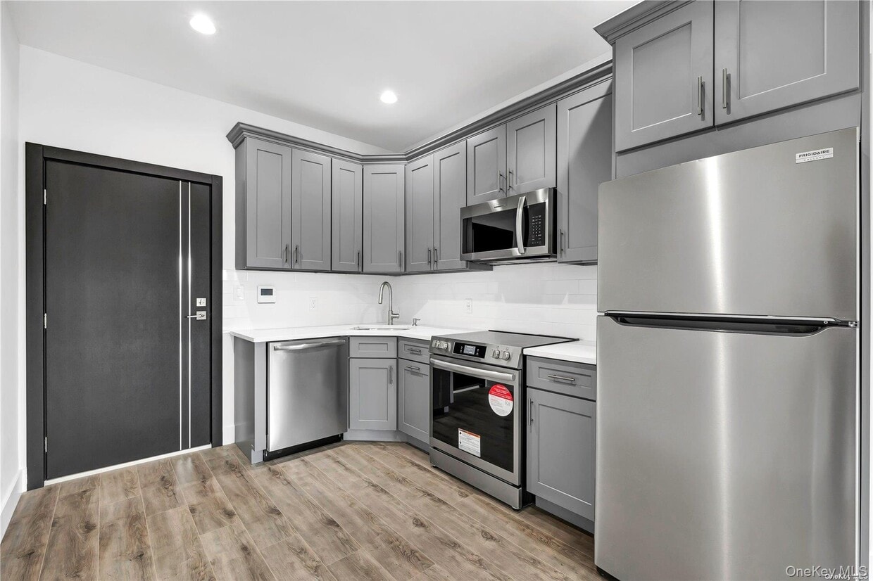 Primary Photo - 533 Greenwich St