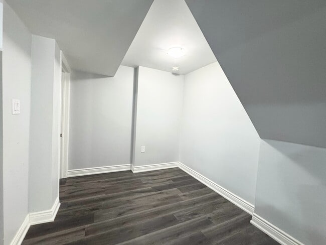 Building Photo - 1 BED - 1 BATH - MISSISSAUGA - BASEMENT