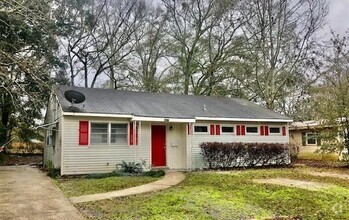 Building Photo - 3005 Louise Dr N