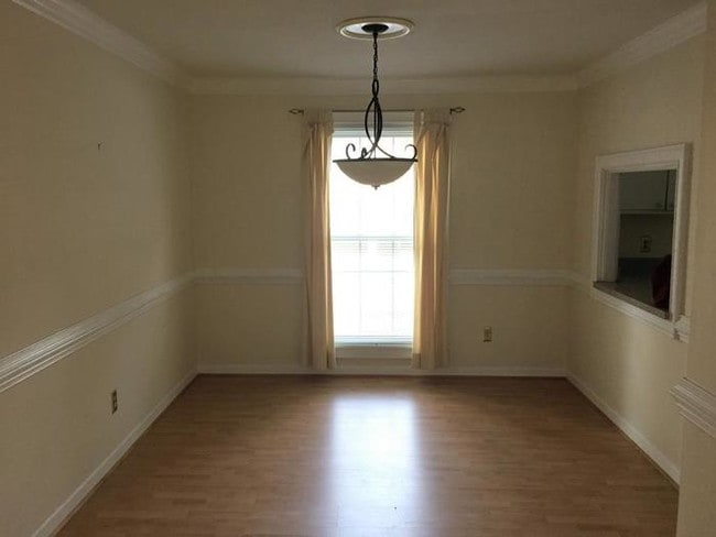 Building Photo - 3600 Chateau Dr