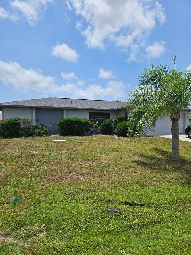 Foto del edificio - 3 bedroom Home in Port Charlotte
