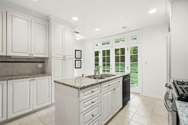 Foto del edificio - 192 Fox Meadow Rd