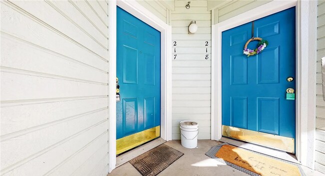 Building Photo - "Charming 1-Bedroom Condo with Mountain Views & Pool in Prime Boulder Location!"