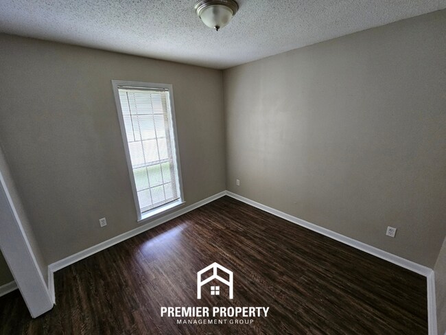 Foto del edificio - Huge 3BR/2BA Near Kirby | 1,774 Sq Ft, Hardwood Floors, Fireplace & Bay Window