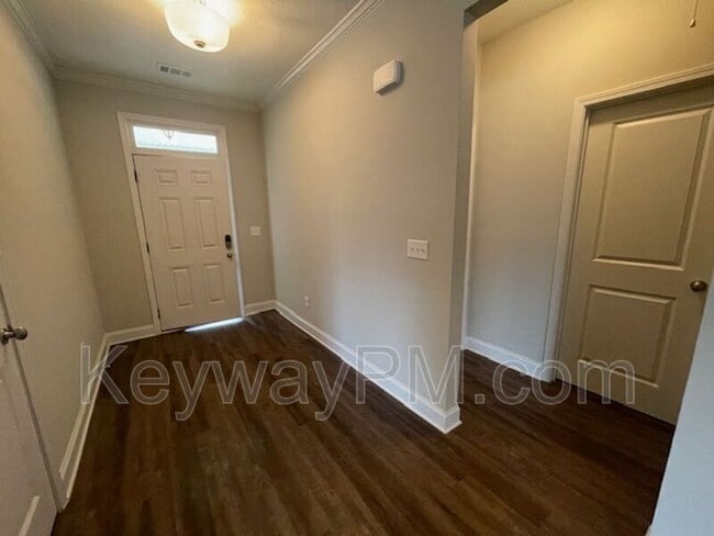 Building Photo - 728 Tree Top Trl