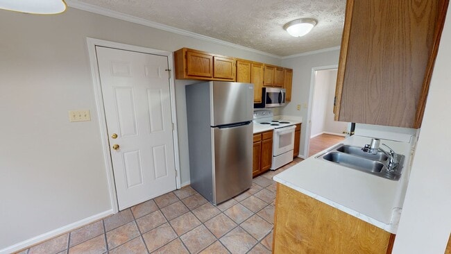 Building Photo - Charming Single-Level 3 Bedroom Home Close...