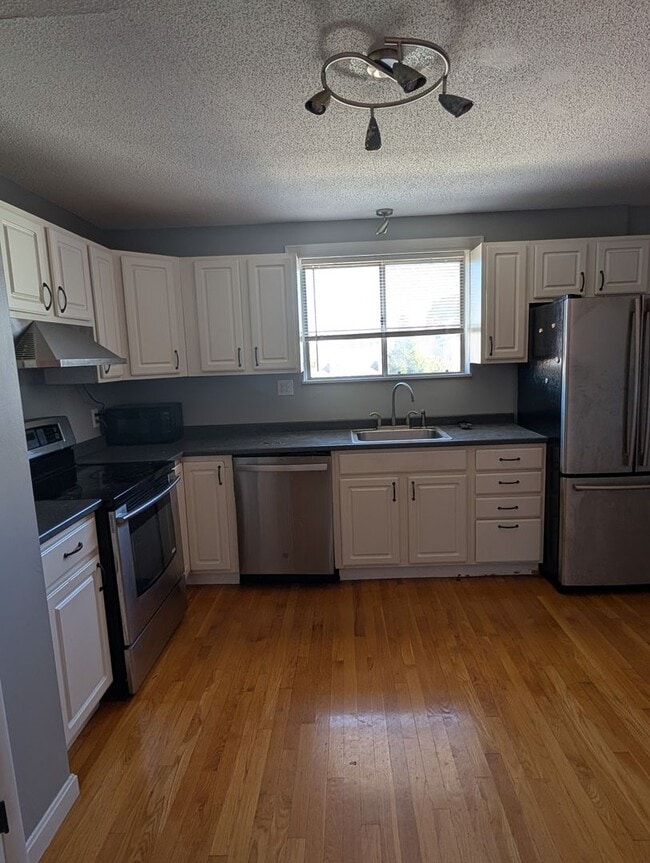 Somerville 2 bedroom with parking for 9/1 - Somerville 2 bedroom with parking for 9/1 Apartment
