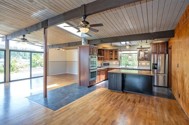 Building Photo - 3-Bed Waterfront Home in Vaughn