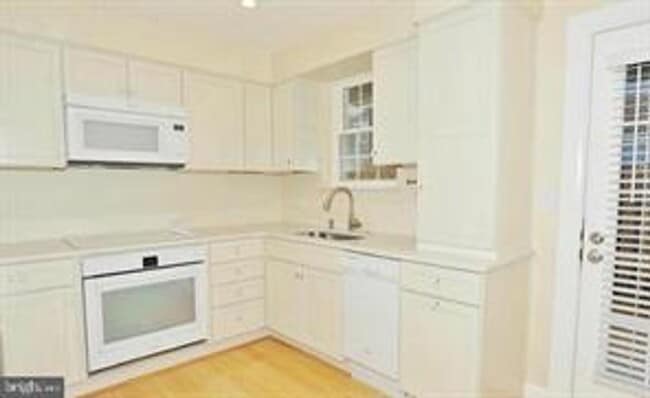 Building Photo - 2615 S Walter Reed Dr