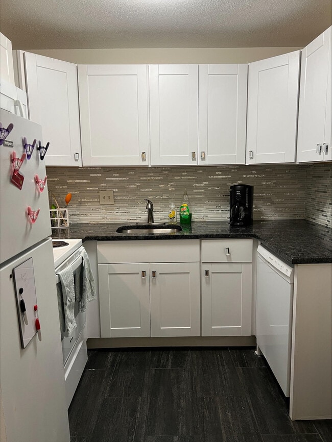 Kitchen - 17 Weld St