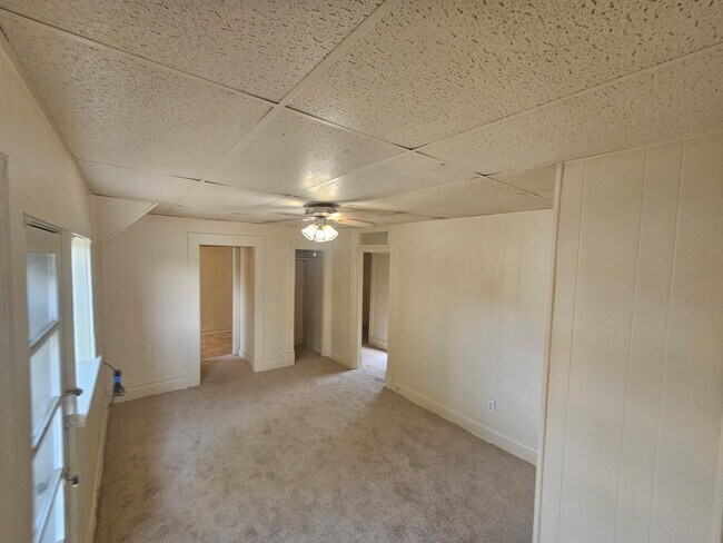 Building Photo - 122 Oak St