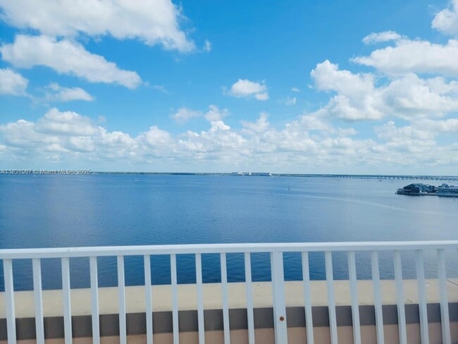 Building Photo - 1500 Park Beach Cir