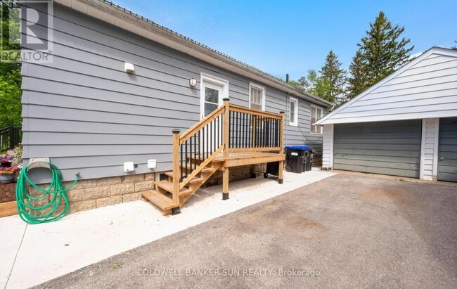 Building Photo - 20 Maple Ln