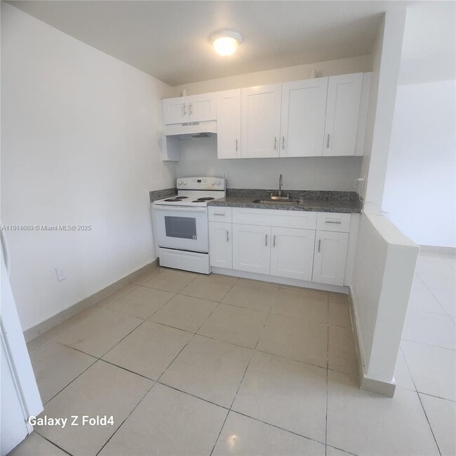 Building Photo - 2400 NW 10th Ave