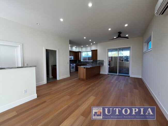 Foto del edificio - Beautiful 3 Bedroom, 3 Bathroom Duplex Unit Located on the Upper Westside of Santa Cruz. Brand ne...