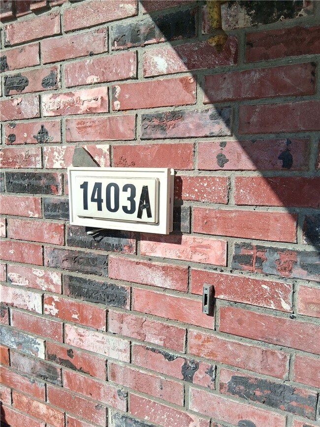 Foto del edificio - 1403 Camellia Dr