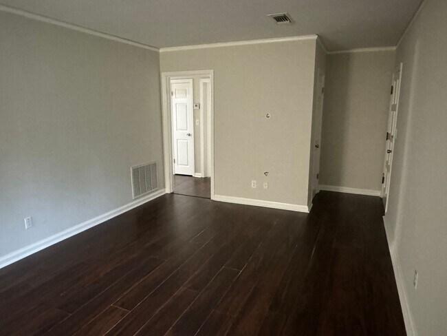 Foto del edificio - BRICK & BEAUTIFUL! 3 Bedroom MOVE IN READY