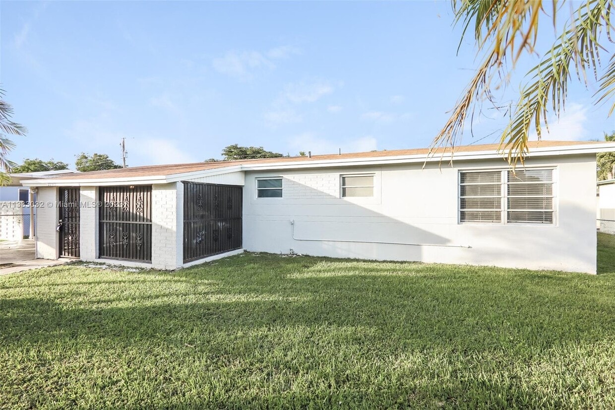 Primary Photo - 10315 SW 152nd St