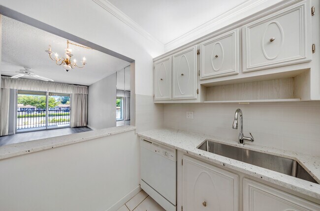 Foto del edificio - 257 S Cypress Rd