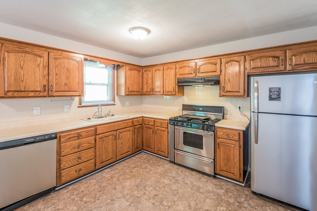 Building Photo - Great looking 3 bedroom, 1 1/5 bath!
