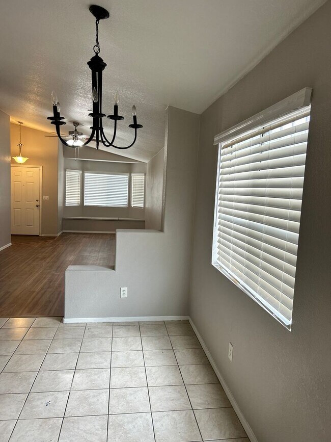 Building Photo - Great 4Bdm 2Ba Home, in a well desired loc...