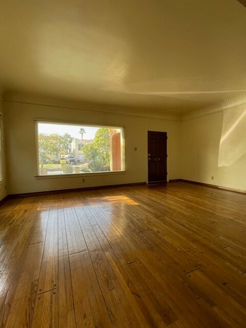 Living room/Entry - 1218 S Tremaine Ave
