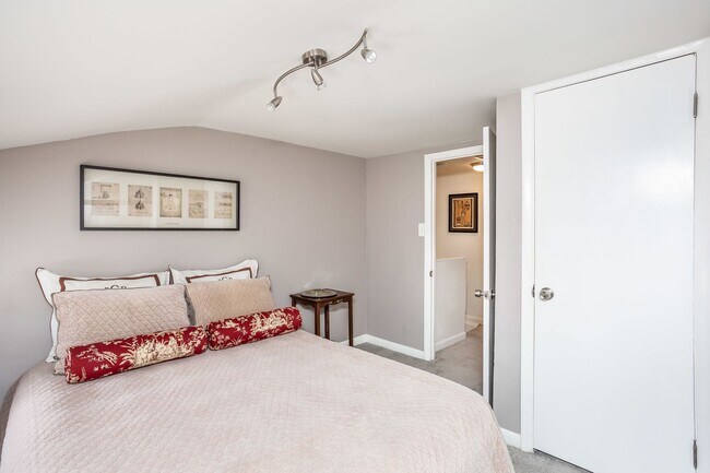 Foto del edificio - Modern 2-bedroom Barre Circle Home ~ 2 Car...