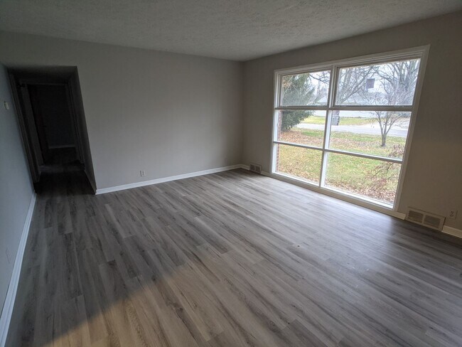 Building Photo - Sunny 3 bed 2 bath home in Indianapolis!