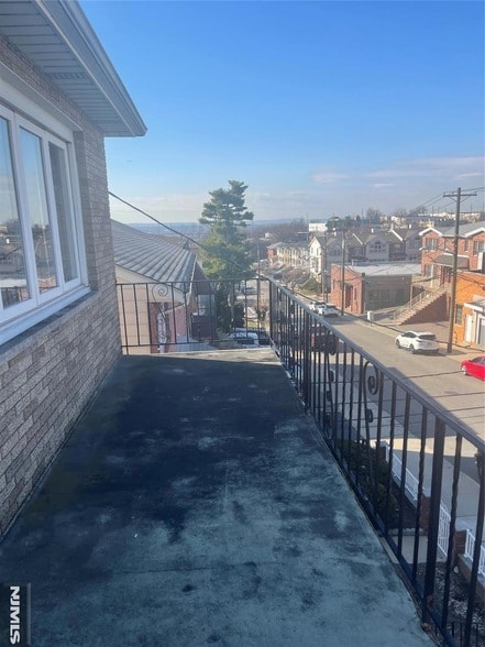 Building Photo - 370 Henry St