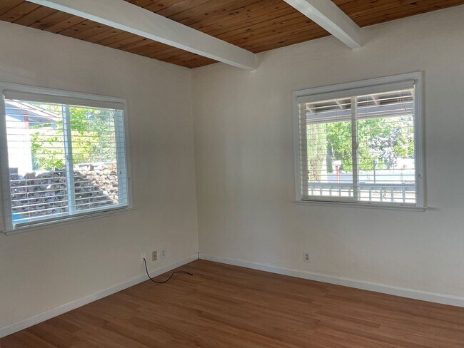 Foto del edificio - 4 bedroom, 2 bath home in Lake Wildwood ga...