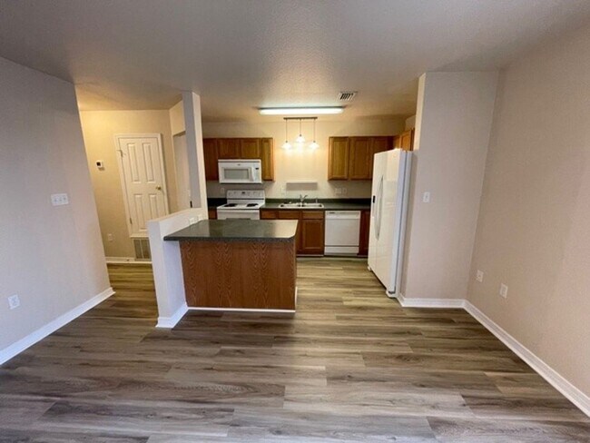 Foto del edificio - Nice 2 Bedroom/2.5 Bath/1 Car Garage End Unit Townhome For Rent!