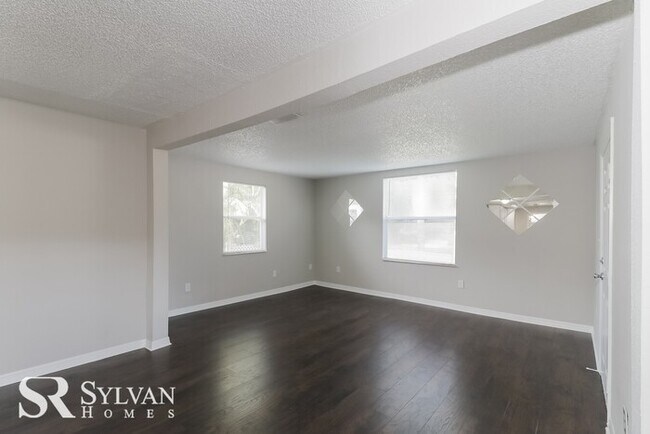Building Photo - Sweet 4BR 1BA Home