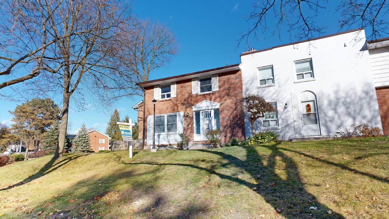 Photo principale - SPACIOUS 3 BEDROOM TOWNHOME IN OAKRIDGE