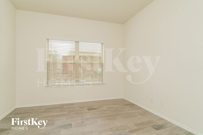 Foto del edificio - 1045 N Churchill Dr