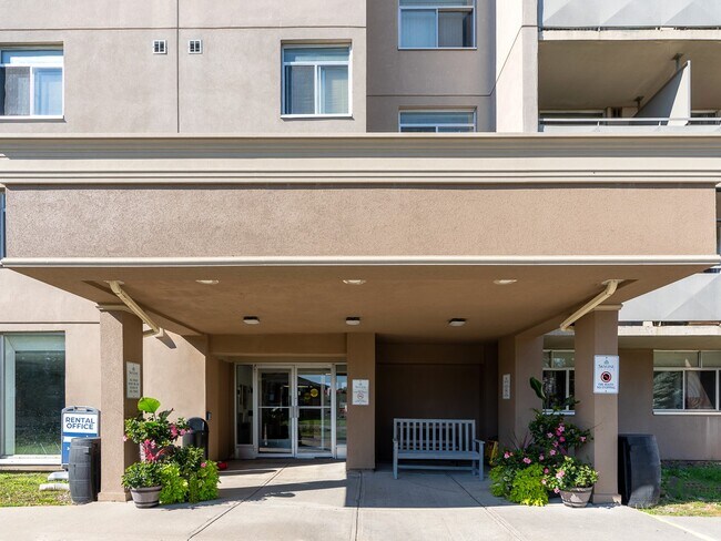 Photo du bâtiment - Broadway Apartments