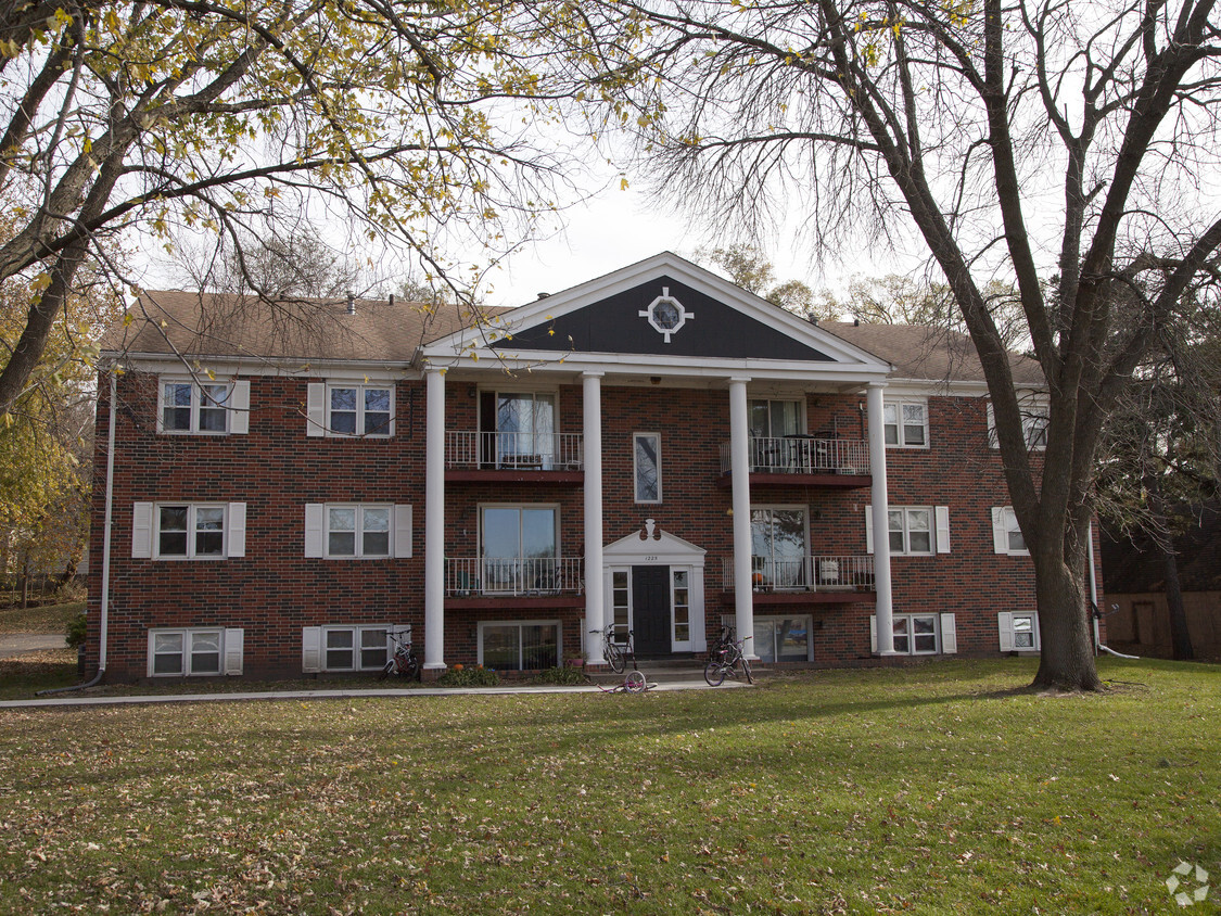 1,225 66th Street Apartaments - Windsor Apartments