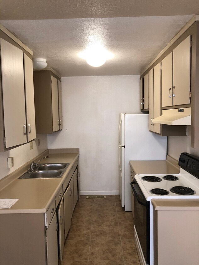 Kitchen - 118 E Dakota Ave