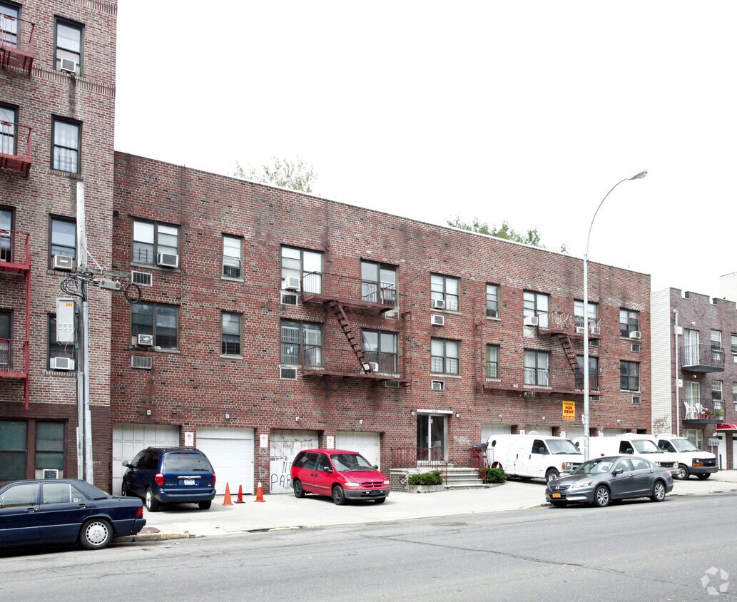 Building Photo - 1545 White Plains Rd