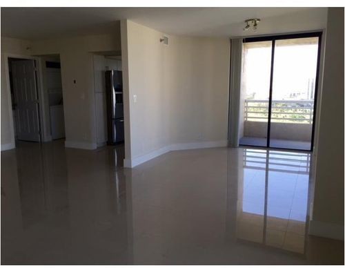 Foto del edificio - 3300 NE 192 St