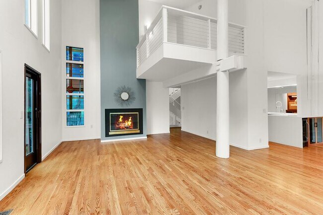 Building Photo - 4461 E Mercer Way