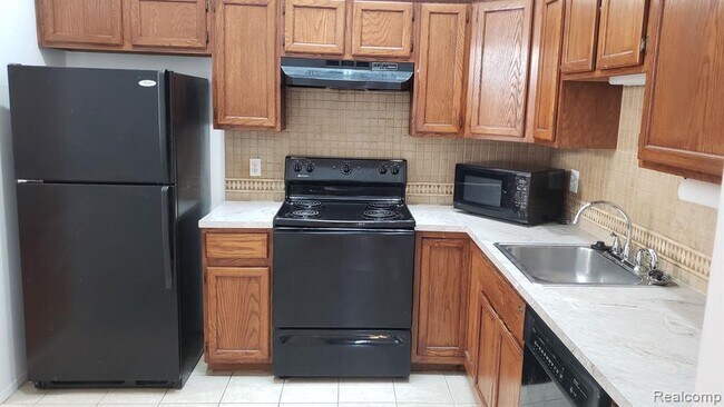 Building Photo - 38825 Country Cir