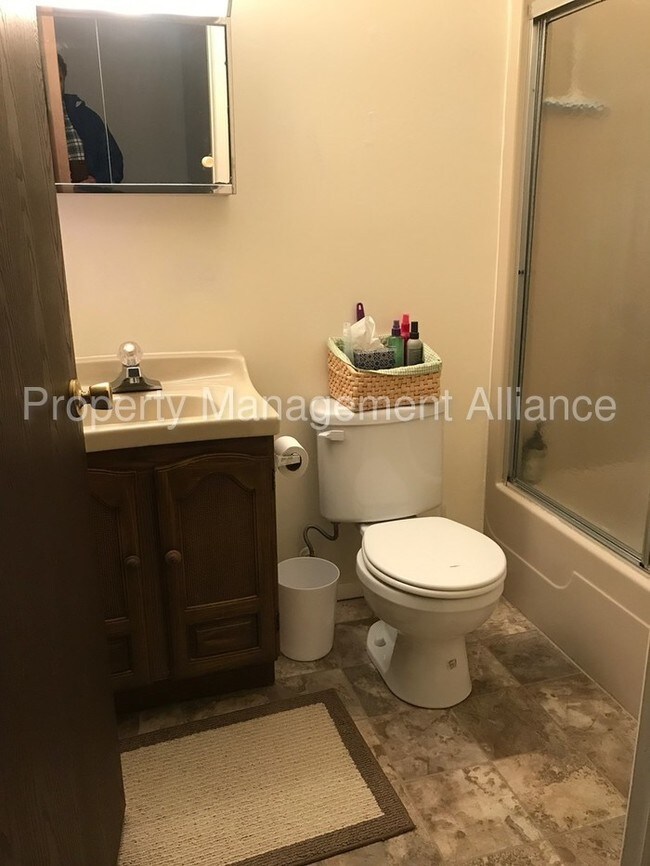 Building Photo - Serene Unit Minutes From Utica