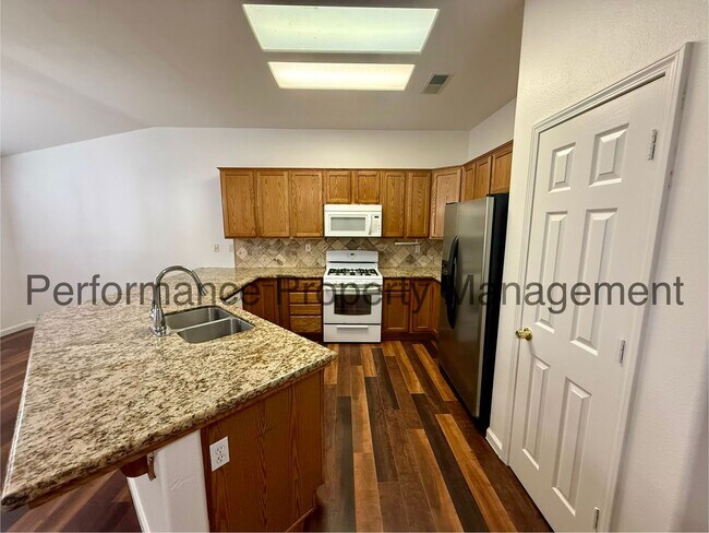 Foto del edificio - Stunning 5 Bed/2 Bath NW Bakersfield Home w/ $0 Deposit Option